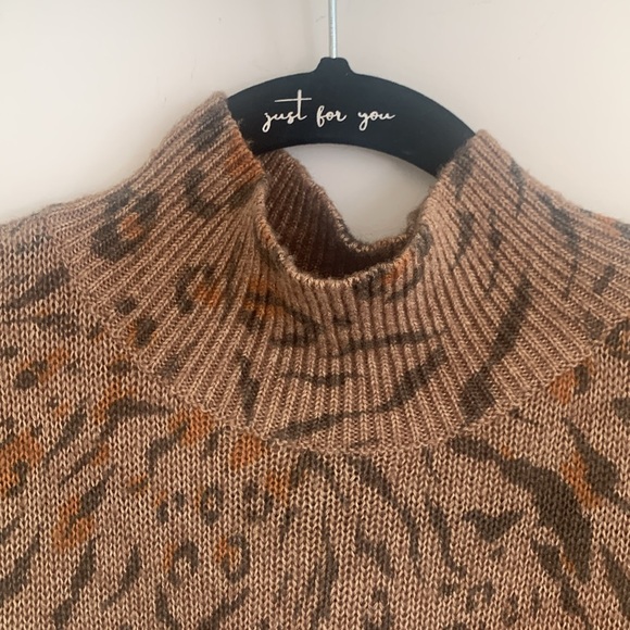 NWOT White House Black Market Lightweight Sweater in Animal Print! - Picture 5 of 7